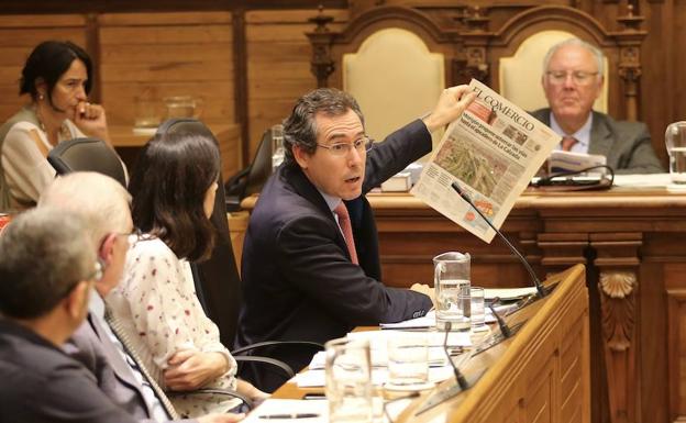 Fernando Couto muestra un ejemplar de EL COMERCIO durante al anuncio en el Pleno.