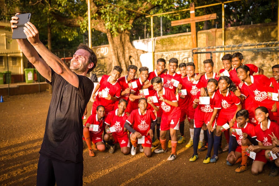 Las fotografías que el futbolísta asturiano Juan Mata se trajo de la India y le llevaron a impulsar el movimiento Common Goal