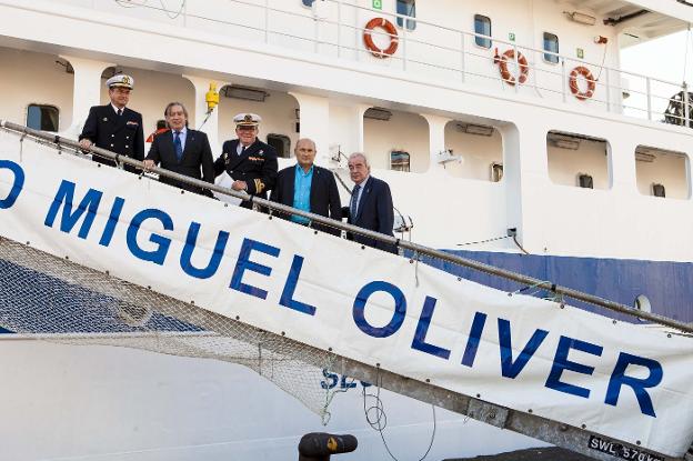 Carlos Orueta, comandante Naval; Alberto López-Asenjo, secretario general de Pesca; Luis Antonio García, segundo comandante; Javier Cristobo, director del Centro Oceanográfico de Gijón; y Alberto Vizcaíno, director general de Pesca Marítima del Principado, visitan el 'Miguel Oliver'. 