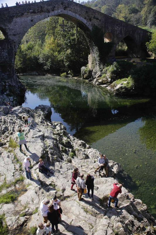 Sol y lleno total en Asturias en el puente del Pilar