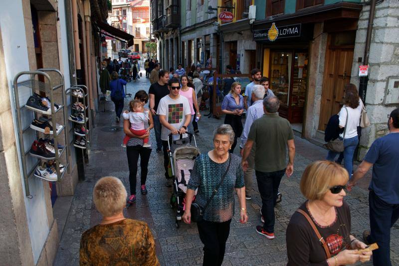 Sol y lleno total en Asturias en el puente del Pilar