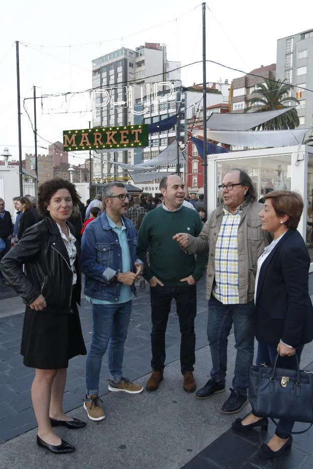 Paula Fernández, José Carlos Fernández Sarasola, David Argüelles, Mario Suárez y Carmen Moreno, en el Muelle. 