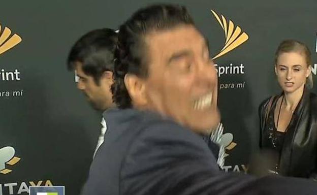 El bestial bofetón de un actor a un reportero en directo