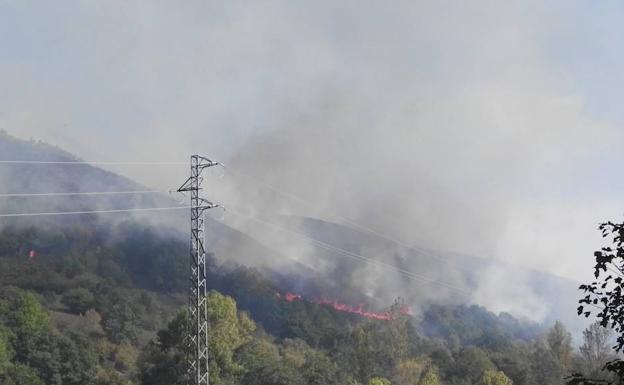 El incendio localizado en Degaña.