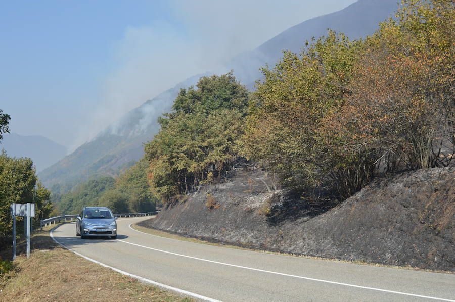 Degaña lucha por frenar el fuego que avanza hacia Fondos de Vega