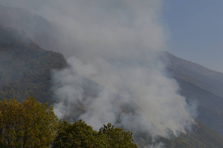 Degaña lucha por frenar el fuego que avanza hacia Fondos de Vega