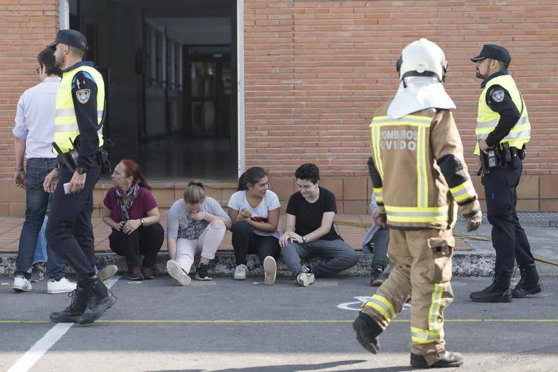 Simulacro de bomberos en el IES Pérez de Ayala de Oviedo