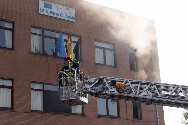 Simulacro de bomberos en el IES Pérez de Ayala de Oviedo