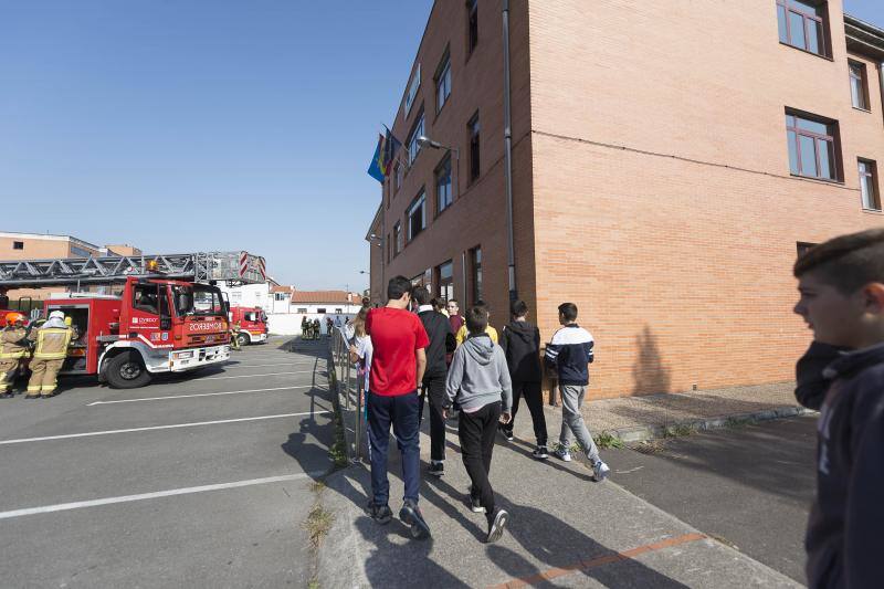 Simulacro de bomberos en el IES Pérez de Ayala de Oviedo