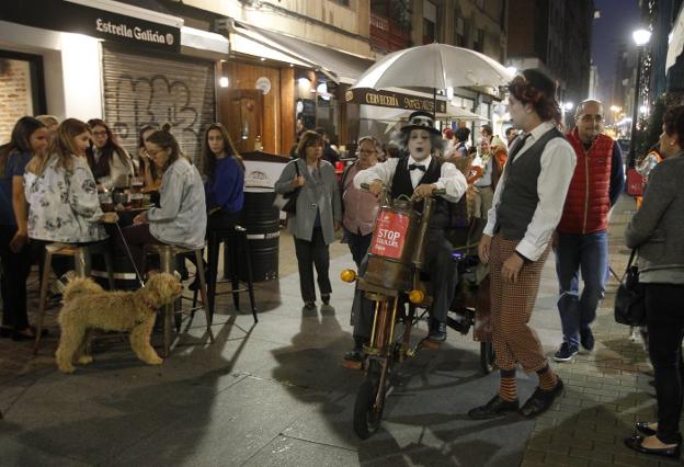 Los actores, en plena campaña anticolillas en la Ruta. 