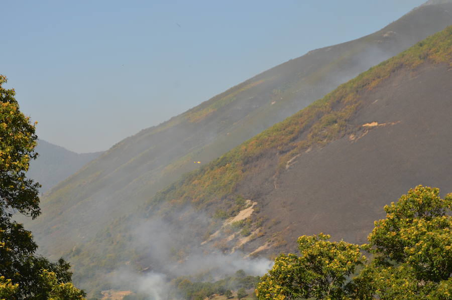 Degaña lucha contra el fuego