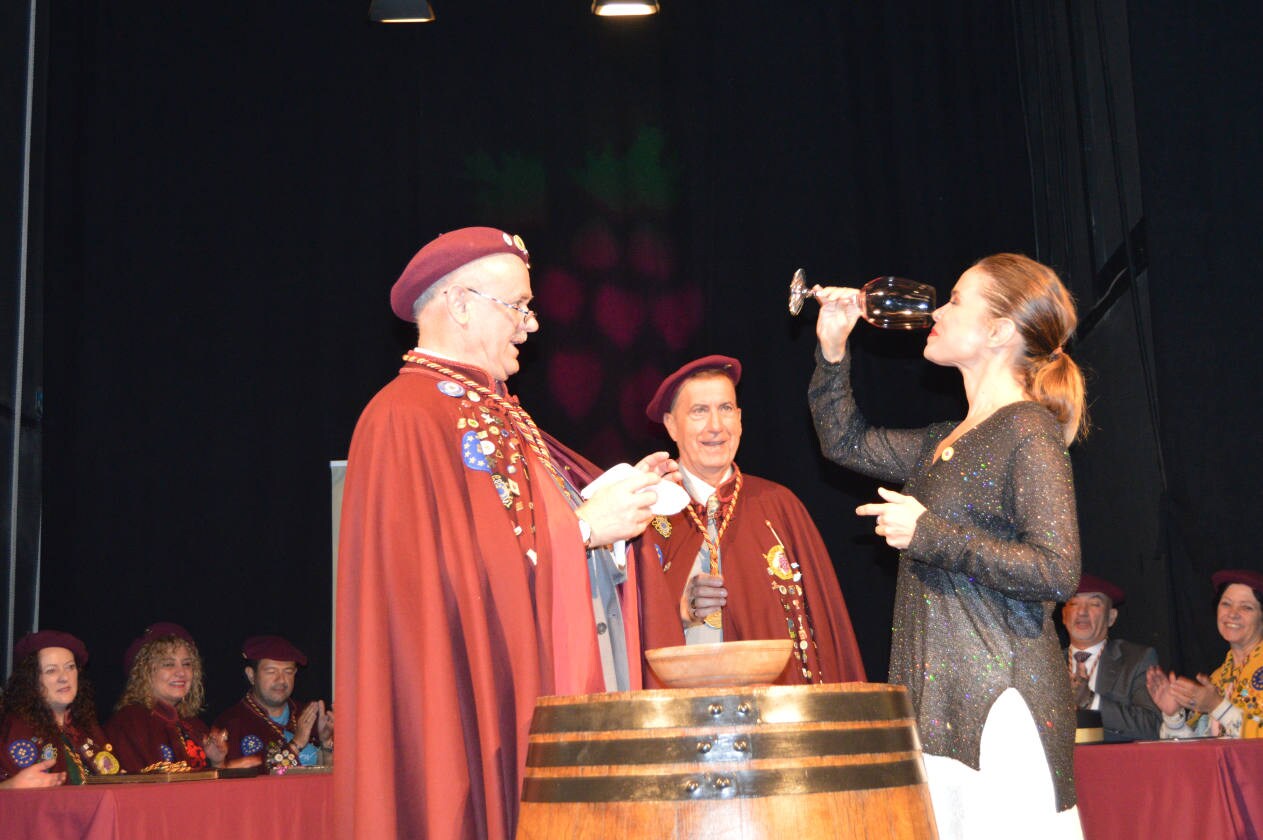 Carme Chaparro, cofrade de honor del Vino de Cangas