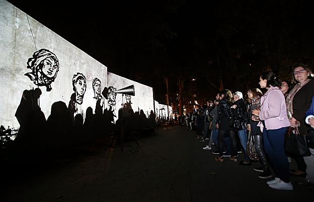El Campo de San Francisco acogió ayer la inauguración de la videoinstalación de William Kentridge. 