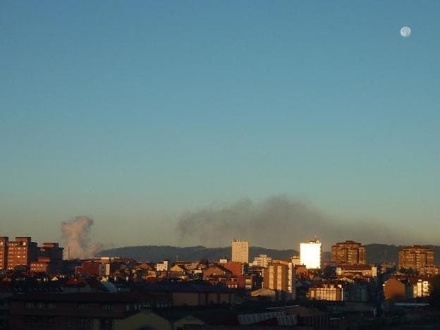 Nubes de contaminación sobre Gijón ayer al amanecer en una imagen captada por la Coordinadora Ecoloxista d'Asturies. 
