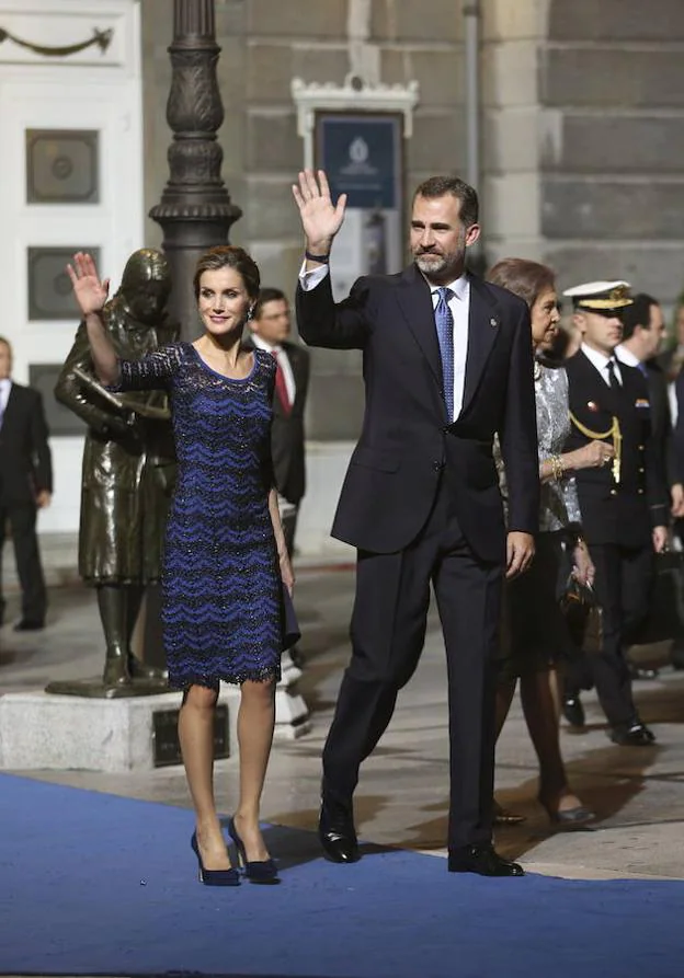 Dona Letizia saluda junto a don Felipe a la entrada de la ceremonia de 2014, en la que se estrenó como Reina. 