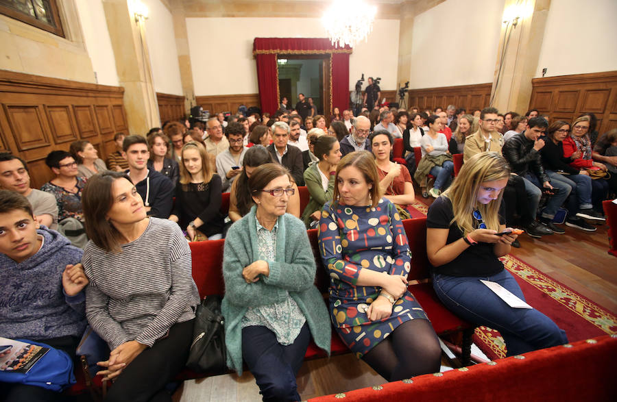 Les Luthiers ejercen tanto de espectadores como de entrevistados en Oviedo