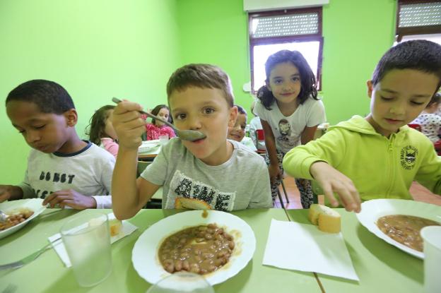 Alumnos del Colegio Enrique Alonso comen fabas pintas incluidas en el menú del pasado miércoles. 