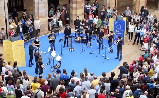 Actuación de la Orquesta de la Unión Europea ayer en Oviedo.