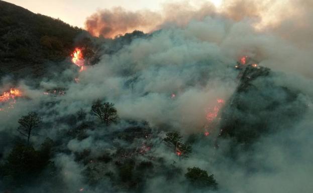 Uno de los incendios en Degaña.