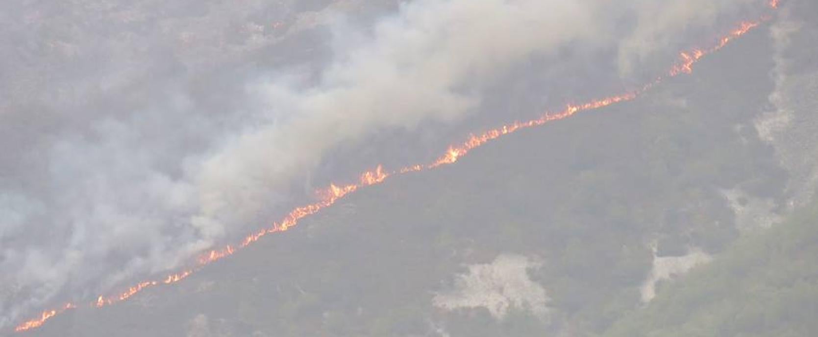 El fuego acecha a Muniellos y obliga a realizar desalojos