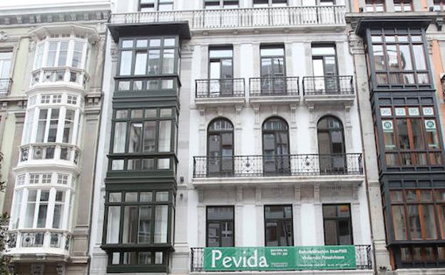 El edificio de la calle Uría está siendo restaurado