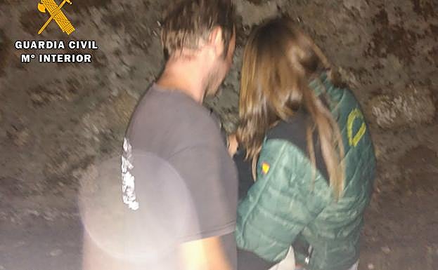 Imagen principal - Imágenes del rescate de la menor.