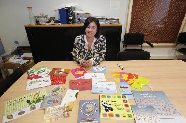 María Xosé Rodríguez, con algunos de los materiales que elabora la Oficina de Normalización Llinguística. 