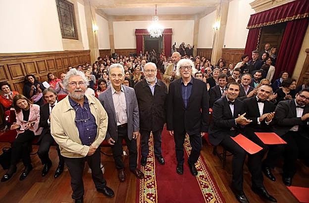 Carlos Alberto Núñez, Jorge Maronna, Marcos Mundstock y Carlos López Puccio, en la Universidad de Oviedo. A la derecha, en segunda fila, detrás de dos de los integrantes del coro, Martin O'Connor y Horacio Turano, los otros dos miembros de Les Luthiers en la actualidad. 