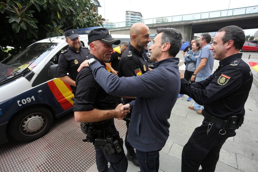 Recibimiento en Gijón a los policías desplazados a Cataluña
