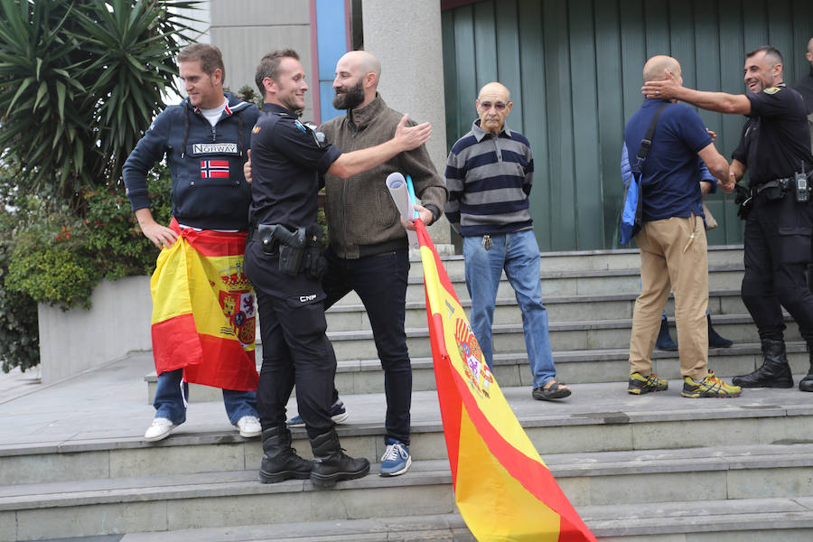 Recibimiento en Gijón a los policías desplazados a Cataluña