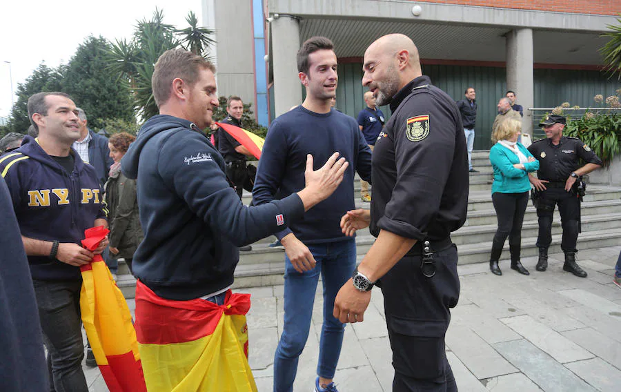 Recibimiento en Gijón a los policías desplazados a Cataluña