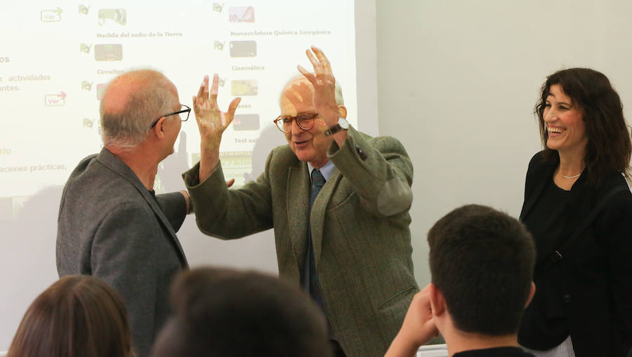 Los alumnos del IES La Magdalena de Avilés reciben a Rainer Weiss