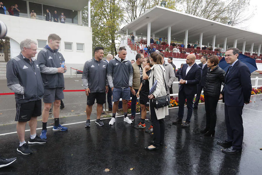 800 niños entrenan con los All Blacks en Gijón