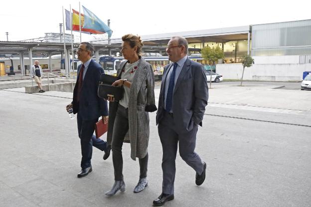 Jesús Sanmartín, Marta García Sánchez y Santiago Rodríguez Vega ayer a su llegada a los juzgados de Gijón. 