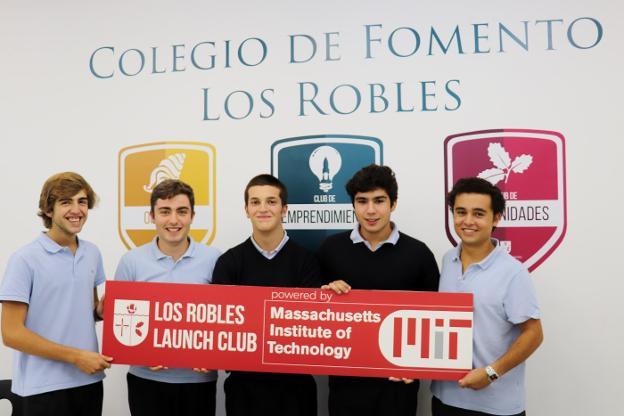 Luis Martín, Tomás Traviesa, Manuel Valdés, Gaspar Llamazares y Alfredo Miranda, los alumnos que forman el equipo seleccionado. 