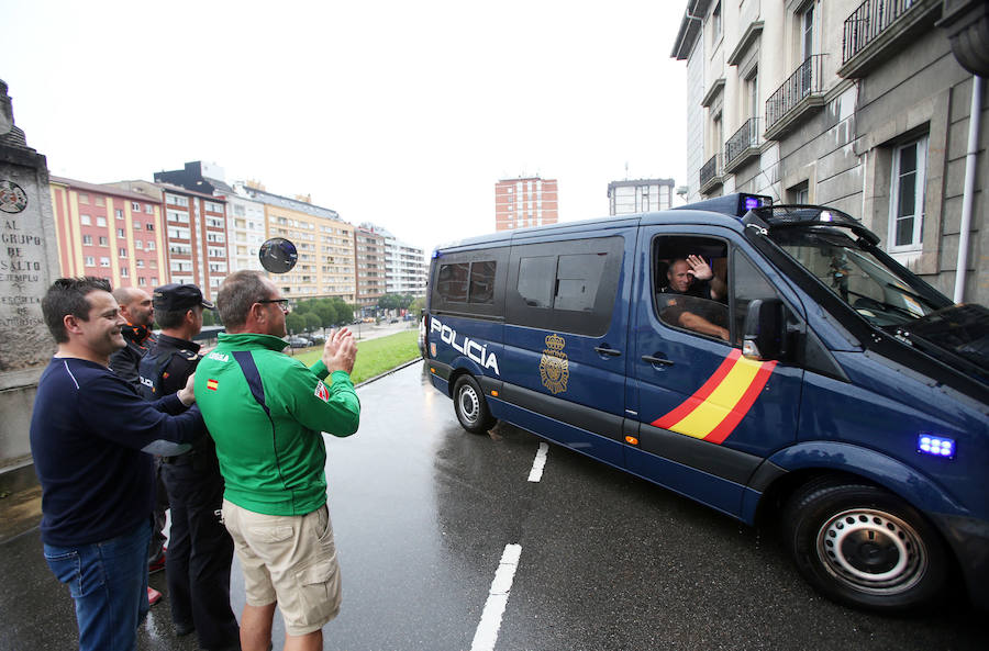 Reciben con aplausos a los policías de Oviedo desplazados a Cataluña