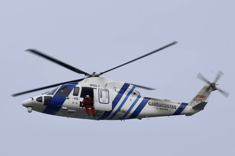 La Guardia Civil ha retomado este jueves la búsqueda del conocido hostelero Chano Castañón en la playa de As Illas, en Ribadeo, zona donde desapareció ayer mientras pescaba