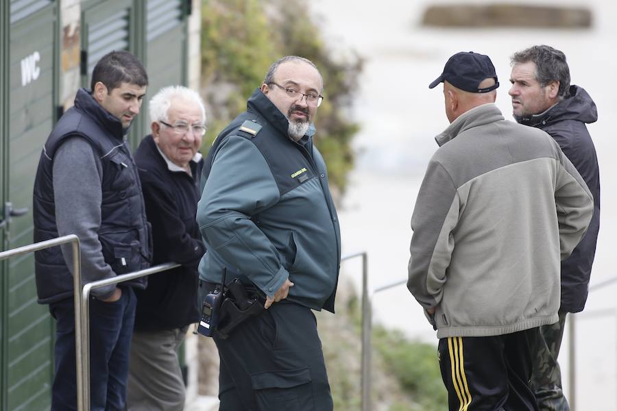 La Guardia Civil ha retomado este jueves la búsqueda del conocido hostelero Chano Castañón en la playa de As Illas, en Ribadeo, zona donde desapareció ayer mientras pescaba