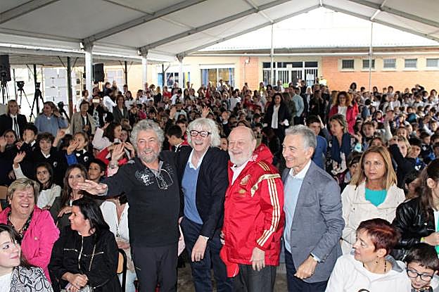 De izquierda a derecha, Carlos Núñez Cortés, Carlos López Puccio, Marcos Mundstock y Jorge Maronna, ayer, rodeados de pequeños fans en el Colegio Público Condado de Noreña, donde les dedicaron el 'Aula Mastropiero'. 