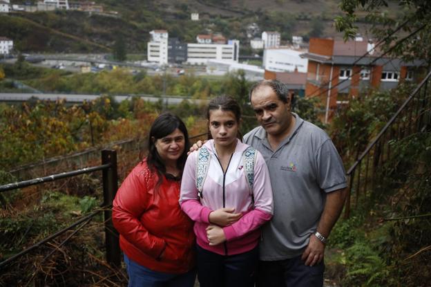 Alba en compañía de sus padres, junto a su casa. 