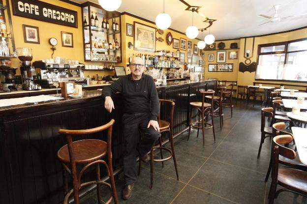 Chano Castañón, en el Café Gregorio, en marzo de 2015, cuando el popular negocio situado en el cruce de Ezcurdia con La Playa cumplía treinta años. 