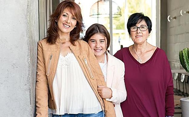 Beatriz, con su hija, Lidia, y su madre.