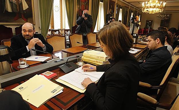 Caunedo comparece ante la comisión de investigación de Aquagest.