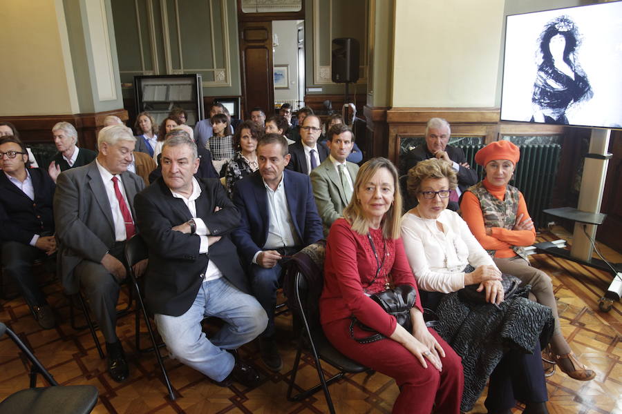 El presidente de la Hispanic Society of America recorre la sede del parlamento asturiano