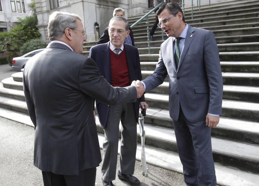 El presidente de la Hispanic Society of America recorre la sede del parlamento asturiano