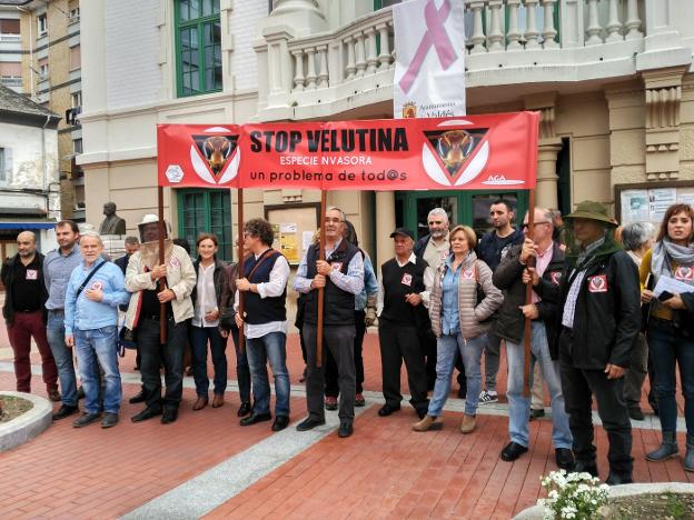 Concentración delante de la Casa Consistorial de Valdés. 