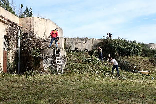 Los operarios durante la limpieza del exterior del búnker. 