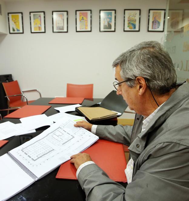 Rafael Beca con los planos del Auditorio Príncipe Felipe. 