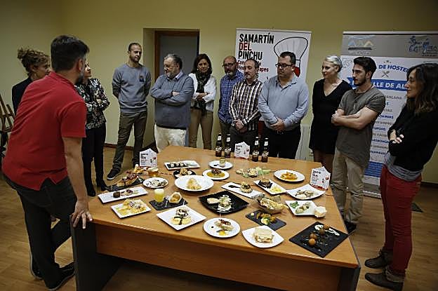 Jurado y participantes, ayer presentando los pinchos. :: ROMÁN