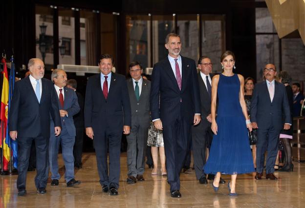 Gabino de Lorenzo, Wenceslao López, Javier Fernández, Pedro Sanjurjo, don Felipe y doña Letizia a su llegada al Auditorio. 